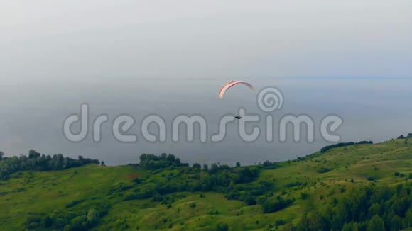 职业运动员用滑翔机在空中飞行空中滑翔伞视频的预览图