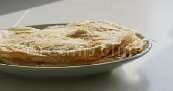薄煎饼堆在盘子里视频的预览图