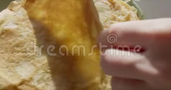 薄煎饼堆在盘子里视频的预览图