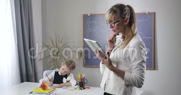 成年白种人妇女站在平板电脑上的肖像就像在练习本上写着漂亮的女学生一样儿童视频的预览图