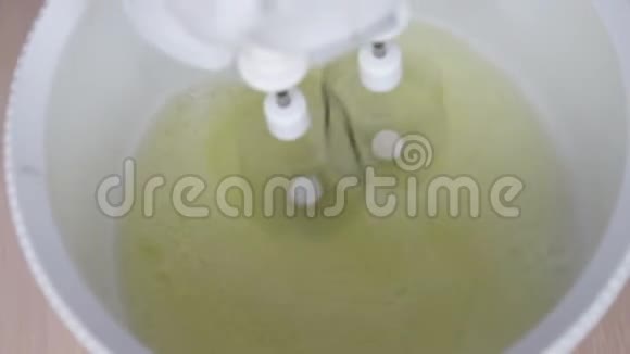 蛋白质霜的配制鸡蛋用搅拌机搅拌视频的预览图