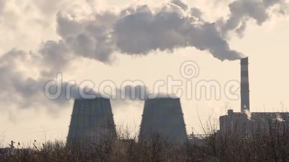 电厂管道向大气排放有害的暗烟环境污染概念视频的预览图