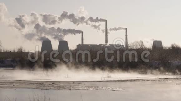 日落时空气中的烟斗发出的黑烟工业工厂的两条大管道在晚上产生化学烟雾视频的预览图