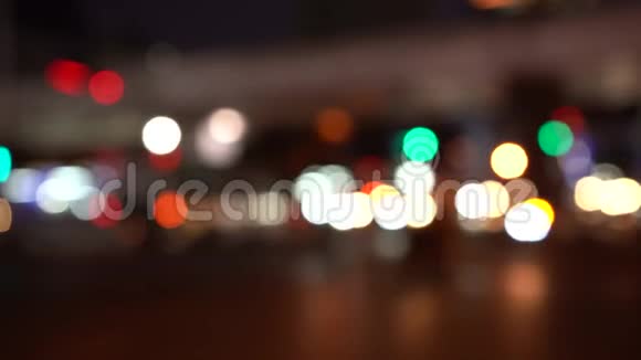 晚间城市交通密集的散焦镜头视频的预览图