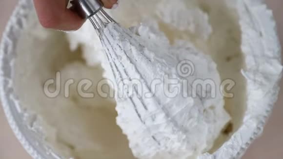 奶油鲜蛋白奶油女人手拿奶油搅打视频的预览图