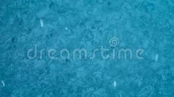 水滴掉进湖里宏观和慢动作雨季视频的预览图