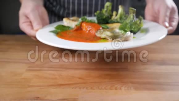 餐厅食品概念厨师在厨房里展示他的食物盘快关门餐厅食物烹饪和服务厨师视频的预览图