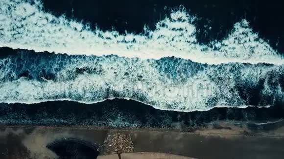 空中飞行绿松石的海洋波浪上有泡沫的纹理视频的预览图