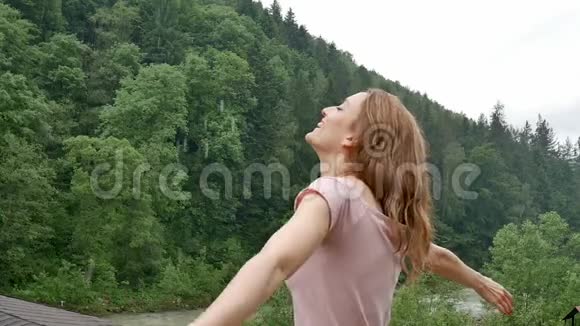 户外照片年轻性感快乐的成年女孩在山上没有雨伞享受着外面的雨视频的预览图