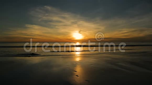 美丽的日落在电缆海滩澳大利亚视频的预览图