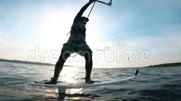 男运动员风筝在河上冲浪视频的预览图