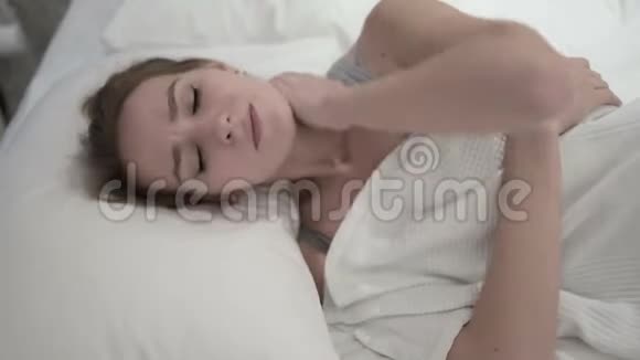 睡眠中有颈部疼痛的年轻女性视频的预览图