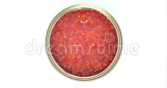 一个开放的罐与红色鱼子酱旋转在一个圆圈特写镜头的顶部视图健康食物健康营养概念视频的预览图