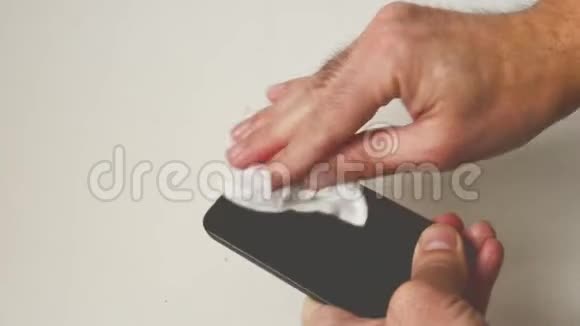 预防冠状病毒感染用湿布擦拭你的智能手机视频的预览图
