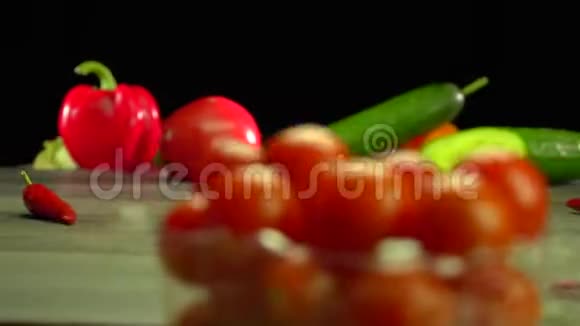 水果和蔬菜的特写镜头视频的预览图