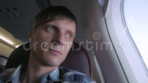 在飞机上戴耳机的年轻人视频的预览图