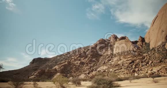 纳米比亚Erongo沙漠地区山的一侧的大岩石山4k视频的预览图