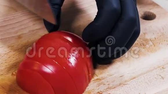 在切割板上切割西红柿特写镜头慢动作集中注意力雌性手把番茄切成薄片视频的预览图