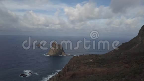 地中海岩石海岸大悬崖和一座山的空中拍摄视频的预览图
