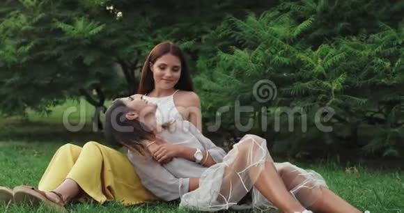两位漂亮的大小姐在草地上尽情地享受着在一起的时光视频的预览图