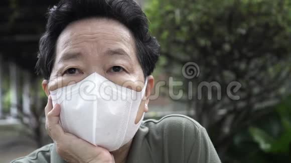 戴N95口罩保护亚洲智恩长者免受烟雾及冠状病毒感染视频的预览图