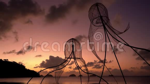 在热带海滩上明亮的日落水母的抽象图形视频的预览图