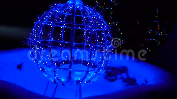 松针背景下的光年的光照圣诞装饰花环视频的预览图