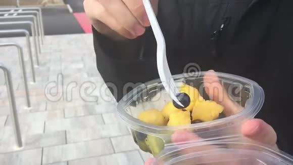 在塑料碗里用一次性餐具吃新鲜水果视频的预览图