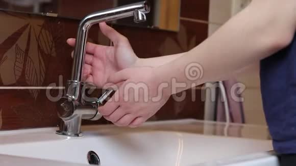 女人教我们如何正确洗手特殊的卫生学家代表了对细菌和污垢的适当洗手达达视频的预览图