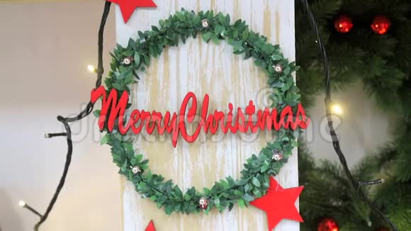 快乐的圣诞装饰品新年杉树装饰和照明圣诞树装饰背景视频的预览图