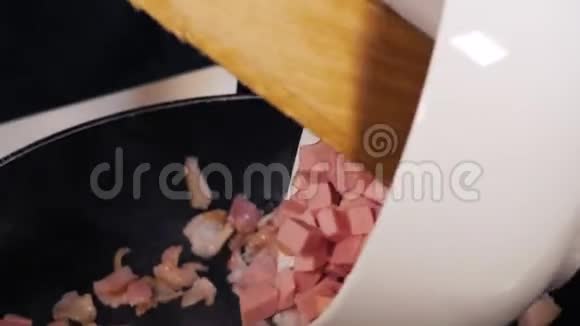 细碎的培根用热油在平底锅里煎视频的预览图