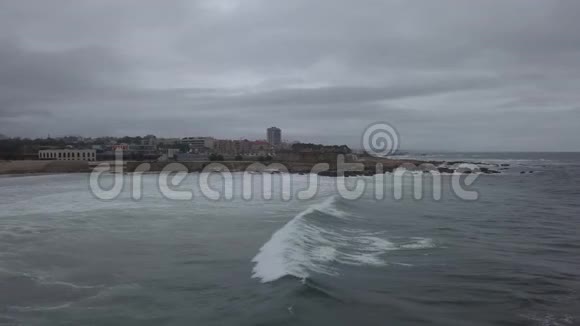 Drone拍摄了土耳其美丽的地中海岩石海岸线4k视频的预览图