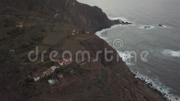 土耳其海边一座巨大悬崖上的几座房子4k视频的预览图