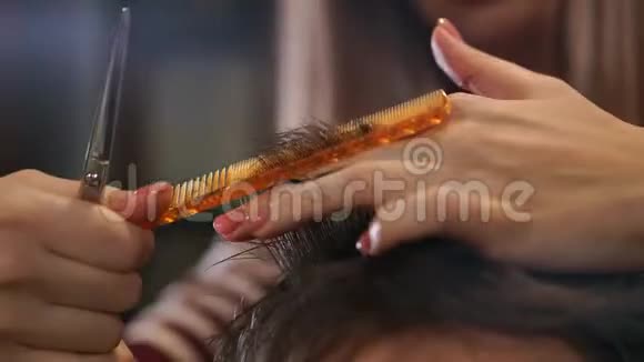 在一家美容院里剪发剪子的男士们框架在美发沙龙剪发专业人员视频的预览图