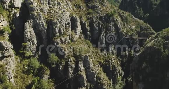 带拉链的景观延伸到山上视频的预览图