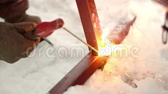 用金属框架的电极点焊闪光和火花从焊接处飞出视频的预览图
