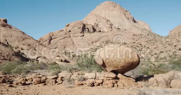 巨大的圆形岩石顶部的小岩石埃隆戈山的背景4k视频的预览图
