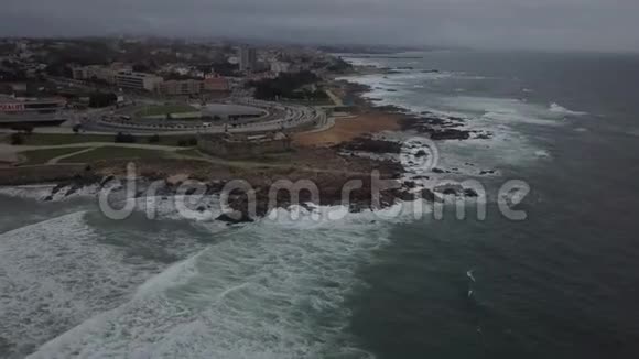 地中海沿岸一个土耳其大城市的空中镜头4k视频的预览图