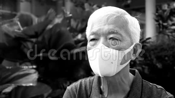 戴口罩N95的中国老人不受黑白冠状病毒感染视频的预览图