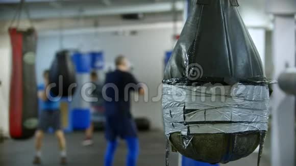 一个训练用的健身房挂一个拳击袋视频的预览图
