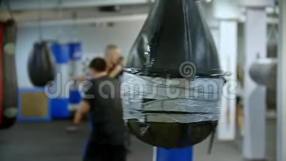 一个训练用的健身房把袋子挂在一边视频的预览图