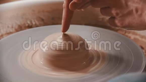 陶器主人正把食指压进粘土里视频的预览图