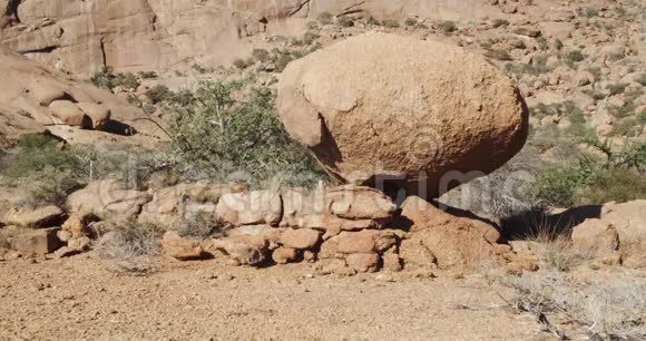 巨大的圆形岩石顶部的小岩石Erongo纳米比亚4k视频的预览图