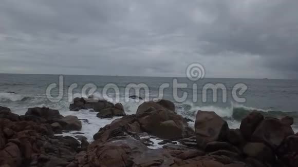 地中海有大浪沿岸有巨大的岩石阴天4k视频的预览图