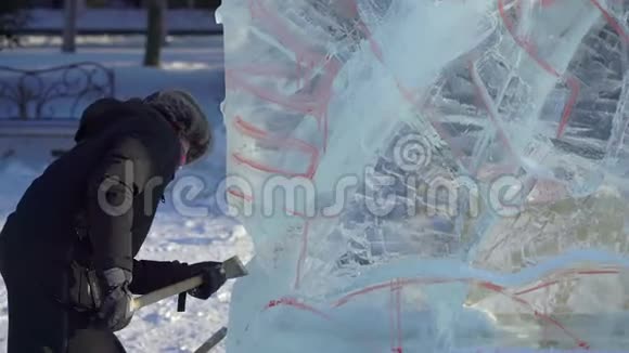 未定义的人做冰雕冬季活动概念视频的预览图