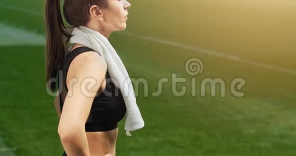 女人在体育场擦汗视频的预览图