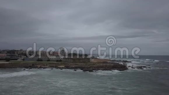 土耳其岩石海滩的无人机镜头地中海城市景观4k视频的预览图