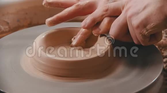 陶器用手指的主人正在为一个陶碗做底部视频的预览图