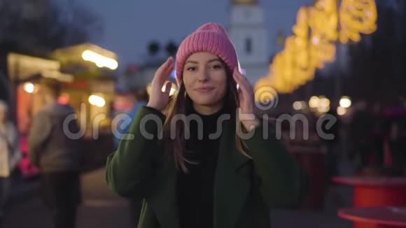 镜头接近年轻迷人的白种人女人站在城市市场上微笑一幅漂亮女孩的肖像视频的预览图
