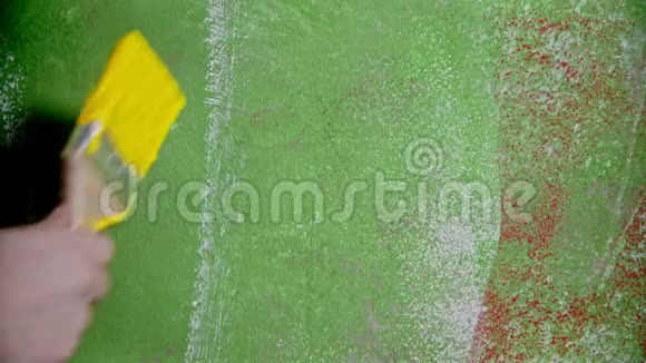 一个人用黄色的油漆绿色的墙上写着HI视频的预览图
